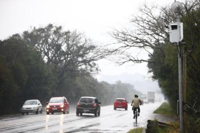  VIAMÃO, RS, BRASIL, 27-07-2020: Novos pardais que começarão a funcionar nas rodovias gaúchas. Nas fotos, dois equipamentos novos que estão no quilômetro 14, da rodovia RS-040 em Viamão (FOTO FÉLIX ZUCCO/AGÊNCIA RBS, Editoria de Notícias).<!-- NICAID(14554216) -->