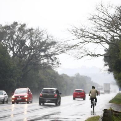  VIAMÃO, RS, BRASIL, 27-07-2020: Novos pardais que começarão a funcionar nas rodovias gaúchas. Nas fotos, dois equipamentos novos que estão no quilômetro 14, da rodovia RS-040 em Viamão (FOTO FÉLIX ZUCCO/AGÊNCIA RBS, Editoria de Notícias).<!-- NICAID(14554216) -->