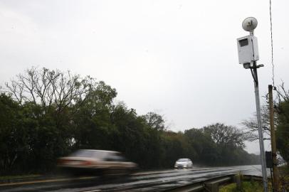  VIAMÃO, RS, BRASIL, 27-07-2020: Novos pardais que começarão a funcionar nas rodovias gaúchas. Nas fotos, dois equipamentos novos que estão no quilômetro 14, da rodovia RS-040 em Viamão (FOTO FÉLIX ZUCCO/AGÊNCIA RBS, Editoria de Notícias).<!-- NICAID(14554209) -->