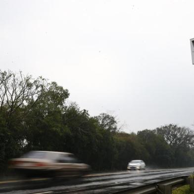  VIAMÃO, RS, BRASIL, 27-07-2020: Novos pardais que começarão a funcionar nas rodovias gaúchas. Nas fotos, dois equipamentos novos que estão no quilômetro 14, da rodovia RS-040 em Viamão (FOTO FÉLIX ZUCCO/AGÊNCIA RBS, Editoria de Notícias).<!-- NICAID(14554209) -->