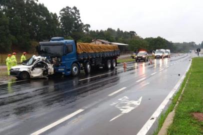 Duas pessoas morrem após carro aquaplanar e ser atingido por caminhão na BR-386, em Triunfo<!-- NICAID(14554911) -->