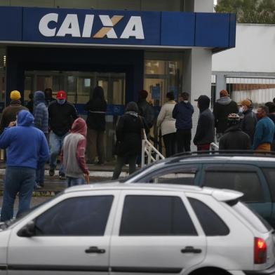 Gravataí, RS, BRASIL, 28/07/2020-Usuários enfrentam até duas horas para saque de auxílio emergencial na Região Metropolitana Foto: Lauro Alves / Agencia RBS<!-- NICAID(14554952) -->