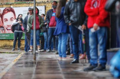 Gravataí, RS, BRASIL, 28/07/2020-Usuários enfrentam até duas horas para saque de auxílio emergencial na Região Metropolitana Foto: Lauro Alves / Agencia RBS<!-- NICAID(14554953) -->