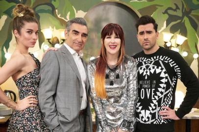 Annie Murphy, Eugene Levy, Catherine OHara e Daniel Levy em cena de Schitts Creek 