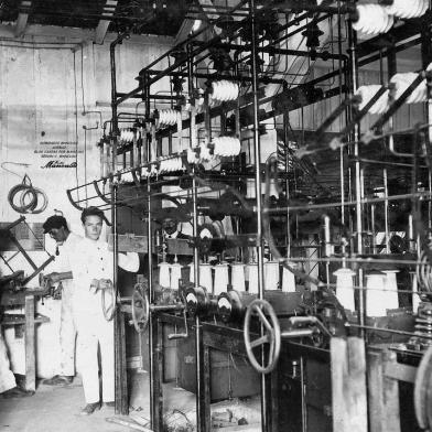  Trabalhadores na usina localizada junto ao rio Piaí, em 1913<!-- NICAID(14555140) -->