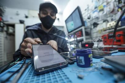  MP está restaurando celulares apreendidos na Penitenciária Modulada Estadual de Osório e que serão encaminhados para alunos da rede pública de ensino, principalmente para eles usarem em aulas remotas.Na foto- Antonio Vagner trindade Gomes, proprietario da loja Foto: Isadora Neumann / Agencia  RBSIndexador: ISADORA NEUMANN<!-- NICAID(14555304) -->