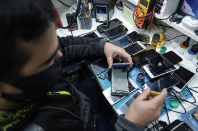  MP está restaurando celulares apreendidos na Penitenciária Modulada Estadual de Osório e que serão encaminhados para alunos da rede pública de ensino, principalmente para eles usarem em aulas remotas.Na foto- Renan Mota Romeu, técnico responsável pelos consertos Foto: Isadora Neumann / Agencia  RBSIndexador: ISADORA NEUMANN<!-- NICAID(14555316) -->