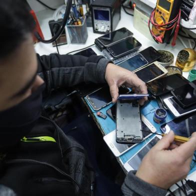  MP está restaurando celulares apreendidos na Penitenciária Modulada Estadual de Osório e que serão encaminhados para alunos da rede pública de ensino, principalmente para eles usarem em aulas remotas.Na foto- Renan Mota Romeu, técnico responsável pelos consertos Foto: Isadora Neumann / Agencia  RBSIndexador: ISADORA NEUMANN<!-- NICAID(14555316) -->