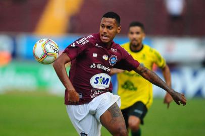 CAXIAS DO SUL, RS, BRASIL, 16/02/2020. SER Caxias x Ypiraga, jogo válido pela semifinal Taça Cel. Ewaldo Poeta, primeiro turno do Campeonato Gaúcho 2020 (Gauchão 2020), realizado no estádio Centenário. Atacante Da Silva (E). (Porthus Junior/Agência RBS)<!-- NICAID(14421089) -->