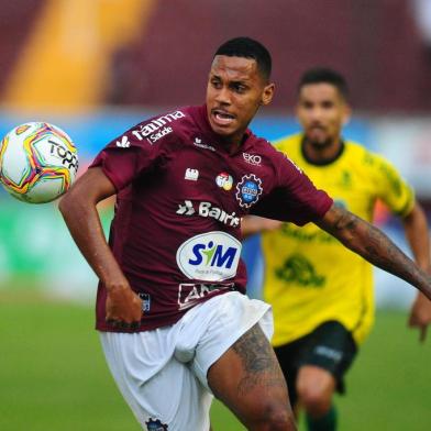 CAXIAS DO SUL, RS, BRASIL, 16/02/2020. SER Caxias x Ypiraga, jogo válido pela semifinal Taça Cel. Ewaldo Poeta, primeiro turno do Campeonato Gaúcho 2020 (Gauchão 2020), realizado no estádio Centenário. Atacante Da Silva (E). (Porthus Junior/Agência RBS)<!-- NICAID(14421089) -->