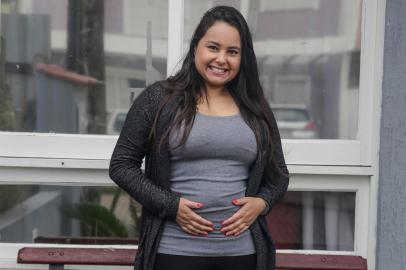  PORTO ALEGRE, RS, BRASIL - 2020.07.28 - A técnica em enfermagem Camila da Silva Szabo, do Grupo Hospitalar Conceição, se recuperou da covid-19. Foi internada em abril e chegou a ser entubada. Ela segue em isolamento domiciliar porque, após a alta, descobriu que estava grávida. (Foto: ANDRÉ ÁVILA/ Agência RBS)Indexador: Andre Avila<!-- NICAID(14555031) -->