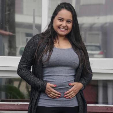  PORTO ALEGRE, RS, BRASIL - 2020.07.28 - A técnica em enfermagem Camila da Silva Szabo, do Grupo Hospitalar Conceição, se recuperou da covid-19. Foi internada em abril e chegou a ser entubada. Ela segue em isolamento domiciliar porque, após a alta, descobriu que estava grávida. (Foto: ANDRÉ ÁVILA/ Agência RBS)Indexador: Andre Avila<!-- NICAID(14555031) -->