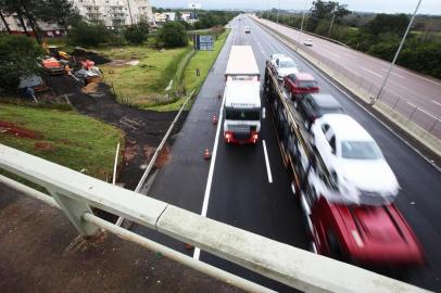  CACHOEIRINHA, RS, BRASIL - Construção de uma alça de acesso da freeway em Cachoeirinha, na altura do km 83. A obra é uma demanda antiga dos moradores, pois deve ajudar a diminuir o trânsito na cidade. Na imagem trabalhadores executam obra para levantar o vidaduto.