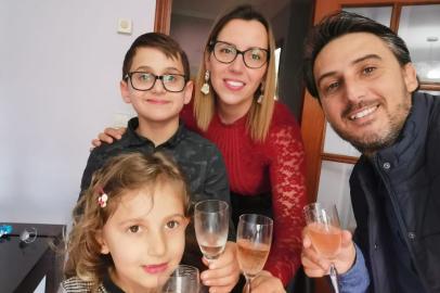  Vanessa dos Santos com a família, no aniversário da filha, na Galícia, na Espanha. Aniversário foi comemorado durante o lockdown<!-- NICAID(14555562) -->