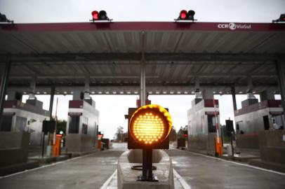  GRAVATAÍ, RS, BRASIL - A nova praça de pedágio fica no quilômetro 60 da freeway. Na próxima semana, os motoristas que passarem pela praça serão obrigados a parar, mas ainda não precisarão pagar. Eles serão informados que a cobrança começa em 15 de agosto<!-- NICAID(14554980) -->