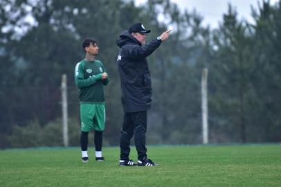 Juventude realiza último treino antes do jogo contra o Esportivo. Na foto, técnico Pintado<!-- NICAID(14555328) -->