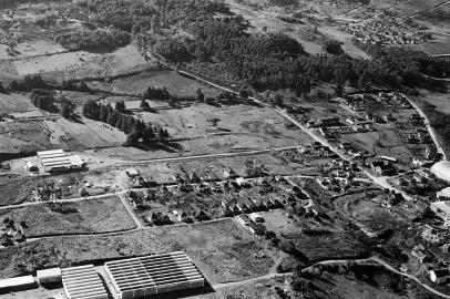  vista aérea de parte dos bairros Santa Catarina e São José por volta de 1972, antes do início das obras de construção dos Pavilhões da Festa da Uva, inaugurados em 1975 (na foto, tomado de vegetação, ao centro). identificam-se ainda locais como a Cantina Pão e Vinho, o Lanifício Gianella, a Casa de Pedra e o Seminário Nossa Senhora Aparecida.<!-- NICAID(14555976) -->