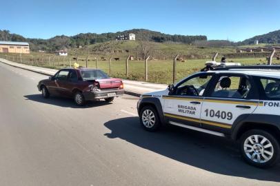 A Brigada Militar está mobilizada na busca de dois assaltantes que se esconderam em um matagal no interior de Nova Roma do Su. Eles são suspeitos de roubar uma banca de frutas e produtos coloniais as margens da RS-122. Um suspeito já foi preso, com uma arma de fogo e parte do dinheiro roubado.<!-- NICAID(14556189) -->