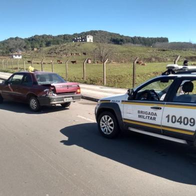 A Brigada Militar está mobilizada na busca de dois assaltantes que se esconderam em um matagal no interior de Nova Roma do Su. Eles são suspeitos de roubar uma banca de frutas e produtos coloniais as margens da RS-122. Um suspeito já foi preso, com uma arma de fogo e parte do dinheiro roubado.<!-- NICAID(14556189) -->