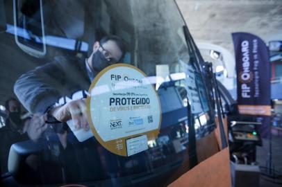  29/07/2020 _ PORTO ALEGRE, RS, BRASIL _ A fabricante de ônibus Marcopolo e a empresa de transporte intermunicipal Unesul realizaram, na tarde desta quarta-feira (29), demonstração de sistemas e protocolos de segurança contra a transmissão de coronavírus no transporte de passageiros, em ação na Rodoviária de Porto Alegre. FOTO: Isadora Neumann/Agência RBSIndexador: ISADORA NEUMANN<!-- NICAID(14556268) -->