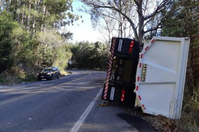 O condutor de um veículo Corsa, de Campestre da Serra, morreu em um acidente de trânsito na BR-116, em São Marcos, na tarde desta quarta-feira (29). Segundo a Polícia Rodoviária Federal (PRF), um caminhão de carga tombou na altura do km 105 da rodovia e atingiu o automóvel.<!-- NICAID(14556624) -->