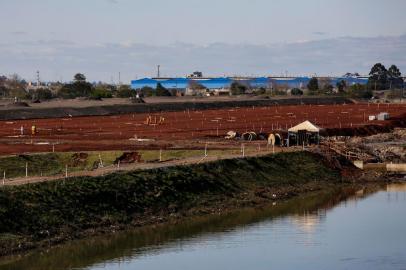  PORTO ALEGRE, RS, BRASIL, 29-07-2020: Obras de ampliacao da pista do aeroporto internacional Salgado Filho. (Foto: Mateus Bruxel / Agencia RBS)Indexador: Mateus Bruxel<!-- NICAID(14556163) -->