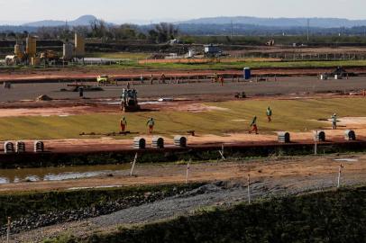  PORTO ALEGRE, RS, BRASIL, 29-07-2020: Obras de ampliacao da pista do aeroporto internacional Salgado Filho. (Foto: Mateus Bruxel / Agencia RBS)Indexador: Mateus Bruxel<!-- NICAID(14556161) -->