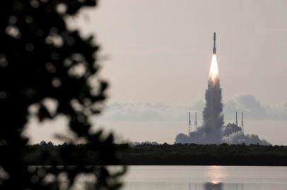  This NASA photo shows a United Launch Alliance Atlas V rocket with NASAs Mars 2020 Perseverance rover onboard as it launches from Space Launch Complex 41 at Cape Canaveral Air Force Station, on July 30, 2020, from NASAs Kennedy Space Center in Florida. - The Perseverance rover is part of NASAs Mars Exploration Program, a long-term effort of robotic exploration of the Red Planet. (Photo by Joel KOWSKY / NASA / AFP) / RESTRICTED TO EDITORIAL USE - MANDATORY CREDIT AFP PHOTO /NASA/JOEL KOWSKY/HANDOUT  - NO MARKETING - NO ADVERTISING CAMPAIGNS - DISTRIBUTED AS A SERVICE TO CLIENTSEditoria: SCILocal: Kennedy Space CenterIndexador: JOEL KOWSKYSecao: space programmeFonte: NASAFotógrafo: Handout<!-- NICAID(14556721) -->