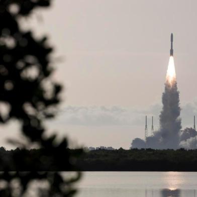  This NASA photo shows a United Launch Alliance Atlas V rocket with NASAs Mars 2020 Perseverance rover onboard as it launches from Space Launch Complex 41 at Cape Canaveral Air Force Station, on July 30, 2020, from NASAs Kennedy Space Center in Florida. - The Perseverance rover is part of NASAs Mars Exploration Program, a long-term effort of robotic exploration of the Red Planet. (Photo by Joel KOWSKY / NASA / AFP) / RESTRICTED TO EDITORIAL USE - MANDATORY CREDIT AFP PHOTO /NASA/JOEL KOWSKY/HANDOUT  - NO MARKETING - NO ADVERTISING CAMPAIGNS - DISTRIBUTED AS A SERVICE TO CLIENTSEditoria: SCILocal: Kennedy Space CenterIndexador: JOEL KOWSKYSecao: space programmeFonte: NASAFotógrafo: Handout<!-- NICAID(14556721) -->