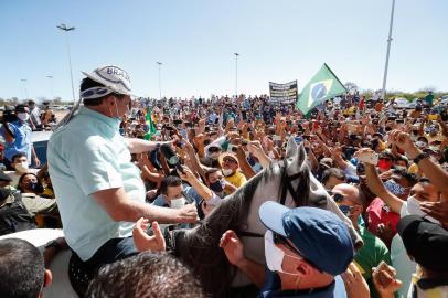 (São Raimundo Nonato - PI, 30/07/2020) Presidente da República, Jair Bolsonaro, cumprimenta populares no Aeroporto Internacional Serra da Capivara de São Raimundo Nonato - PI.Foto: Alan Santos /PR<!-- NICAID(14556774) -->