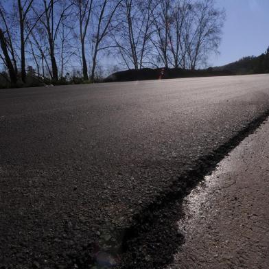  FARROUPILHA, RS, BRASIL, 30/07/2020 - Finalizada obra de recuperação do asfalto entre Farroupilha e Bent Gonçalves, na altura do KM 107. A extensão da obra é de aproximadamente 2 quilômetros. (Marcelo Casagrande/Agência RBS)<!-- NICAID(14556833) -->