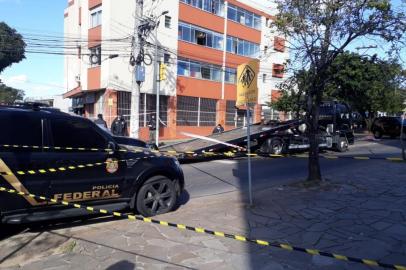 Um policial federal reagiu a um assalto e matou o suspeito no início da tarde desta quinta-feira (30). O caso ocorreu no bairro Sarandi, na zona norte de Porto Alegre.  <!-- NICAID(14556942) -->