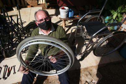  PORTO ALEGRE, RS, BRASIL, 30/07/2020- O motorista de caminhão Jorge Luis Lopes da Silva, 59 anos, recebe cadeiras de rodas antigas e com avarias, conserta na sua casa e depois repassa a pessoas que precisam. Foto: Jefferson Botega/ Agencia RBS