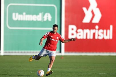 O meia-atacante Thiago Galhardo participa de treino do Inter no CT Parque Gigante na véspera da estreia na fase de grupos da Libertadores, contra a Universidad Católica.