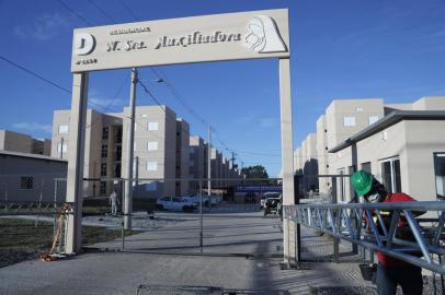  30/07/2020 - BAGÉ, RS, BRASIL - Operários trabalham na construção do residencial Nossa Senhora Auxiliadora, conjunto habitacional que será inaugurado nesta sexta-feira (31) pelo presidente Jair Bolsonaro, em Bagé. No total, são 600 apartamentos e 564 casas em quatro bairros construídos com R$ 83 milhões em recursos federais do Programa de Arrendamento Residencial (PAR). Foto: Isadora Neumann/Agência RBS<!-- NICAID(14557225) -->