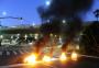 Manifestantes colocam fogo em pneus na Rua Sarmento Leite, em Porto Alegre