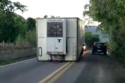 Um reboque de caminhão está no meio da pista na altura do km 162 da BR-116, em Galópolis, em Caxias do Sul, nesta sexta-feira (31).  O condutor que trafega no sentido Nova Petrópolis ¿ Caxias precisa desviar no sentido oposto em apenas uma faixa da rodovia.Segundo Um reboque de caminhão está no meio da pista na altura do km 162 da BR-116, em Galópolis, em Caxias do Sul, nesta sexta-feira (31).  O condutor que trafega no sentido Nova Petrópolis ¿ Caxias precisa desviar no sentido oposto em apenas uma faixa da rodovia.Segundo <!-- NICAID(14557552) -->