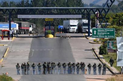  Brazilian riot police stand guard in the border with Venezuela, in Pacaraima, Roraima state, Brazil on February 23, 2019. - Venezuela braced for a showdown between the military and regime opponents at the Colombian border on Saturday, when self-declared acting president Juan Guaido has vowed humanitarian aid would enter his country despite a blockade. Early Saturday two large trucks -driven by Venezuelans and escorted by Brazilian police- carrying eight tonnes of emergency aid left Boa Vista in Brazil en route to the Venezuelan border. (Photo by Nelson Almeida / AFP)Editoria: WARLocal: PacaraimaIndexador: NELSON ALMEIDASecao: crisisFonte: AFPFotógrafo: STF<!-- NICAID(14555647) -->
