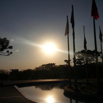 Tarde de calor em domingo de inverno, em pleno agosto, na Cidade Universitária, na UCS, em Caxias do Sul.<!-- NICAID(10773441) -->