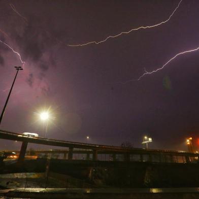  Mau tempo em Porto Alegre no amanhecer desta segunda-feira, 27 de julho de 2020. Chuva e raios atingem a cidade.<!-- NICAID(14553998) -->