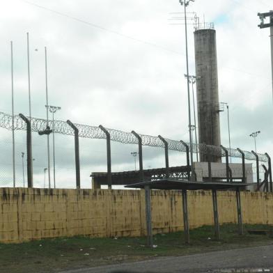  CAXIAS DO SUL, RS, BRASIL (06/07/2020)Acolhida pelos policiais militares, a cachorrinha Mel localizou um pacote de drogas que foi jogado para dentro da Penitenciária Estadual de Caxias do Sul, no Distrito do Apanhador. (Antonio Valiente/Agência RBS)<!-- NICAID(14538985) -->