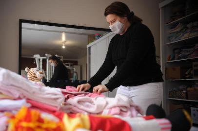  CAXIAS DO SUL, RS, BRASIL, 27/07/2020 - Projeto Social Amor Perfeito, que faz o empréstimo de kits de roupas para recém nascidos, aqui em Caxias do Sul. Ao final do período determinado, geralmente de um ano, as mães têm de devolver as roupas para que elas sejam redirecionadas para outros bebês. (Marcelo Casagrande/Agência RBS)<!-- NICAID(14554187) -->