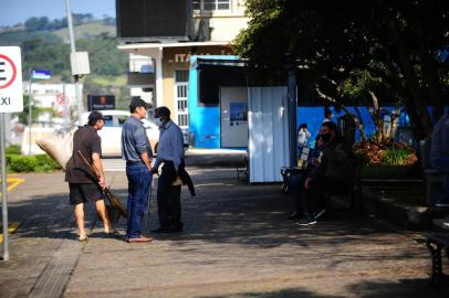 GUAPORÉ, RS, BRASIL, 17/07/2020. Guaporé chegou a 300 casos positivos para o novo coronavírus nesta semana. Duas mortes foram registradas. Moradores parecem despreocudos ao andar pelas ruas, na maioria, sem máscara. Hoje, foi divulgado a terceira morte na cidade. (Porthus Junior/Agência RBS)<!-- NICAID(14547769) -->