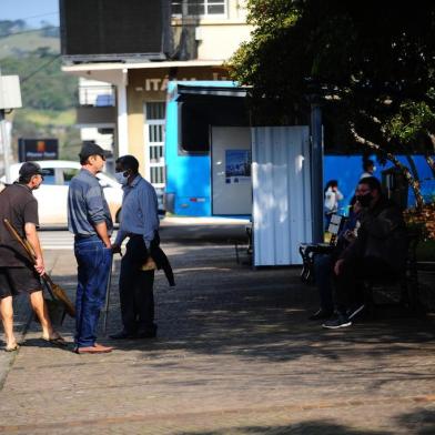 GUAPORÉ, RS, BRASIL, 17/07/2020. Guaporé chegou a 300 casos positivos para o novo coronavírus nesta semana. Duas mortes foram registradas. Moradores parecem despreocudos ao andar pelas ruas, na maioria, sem máscara. Hoje, foi divulgado a terceira morte na cidade. (Porthus Junior/Agência RBS)<!-- NICAID(14547769) -->