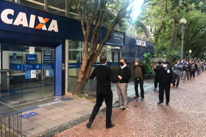 Fila para entrar na Caixa Economica Federal, Rua dos Andradas, Porto Alegre<!-- NICAID(14558546) -->