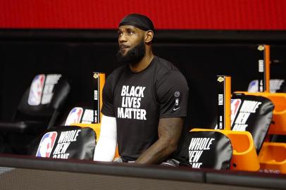 Los Angeles Lakers v Toronto RaptorsORLANDO, FL - AUGUST 1: LeBron James #23 of the Los Angeles Lakers looks on against the Toronto Raptors as part of the NBA Restart 2020 on August 1, 2020 at The Arena at ESPN Wide World of Sports Complex in Orlando, Florida. NOTE TO USER: User expressly acknowledges and agrees that, by downloading and/or using this photograph, user is consenting to the terms and conditions of the Getty Images License Agreement. Mandatory Copyright Notice: Copyright 2020 NBAE   Jim Poorten/NBAE via Getty Images/AFPEditoria: SPOLocal: OrlandoIndexador: Jim PoortenSecao: BasketballFonte: NBAE / Getty ImagesFotógrafo: Contributor<!-- NICAID(14558634) -->