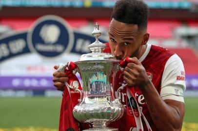  Arsenals Gabonese striker Pierre-Emerick Aubameyang kisses the winners trophy as the team celebrates victory after the English FA Cup final football match between Arsenal and Chelsea at Wembley Stadium in London, on August 1, 2020. - Arsenal won the match 2-1. (Photo by Adam Davy / POOL / AFP) / NOT FOR MARKETING OR ADVERTISING USE / RESTRICTED TO EDITORIAL USEEditoria: SPOLocal: LondonIndexador: ADAM DAVYSecao: soccerFonte: POOLFotógrafo: STR<!-- NICAID(14558627) -->