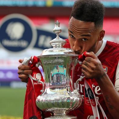  Arsenals Gabonese striker Pierre-Emerick Aubameyang kisses the winners trophy as the team celebrates victory after the English FA Cup final football match between Arsenal and Chelsea at Wembley Stadium in London, on August 1, 2020. - Arsenal won the match 2-1. (Photo by Adam Davy / POOL / AFP) / NOT FOR MARKETING OR ADVERTISING USE / RESTRICTED TO EDITORIAL USEEditoria: SPOLocal: LondonIndexador: ADAM DAVYSecao: soccerFonte: POOLFotógrafo: STR<!-- NICAID(14558627) -->