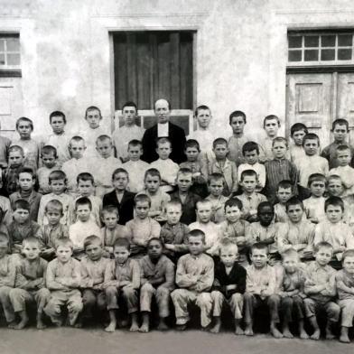  Os três Irmãos Maristas pioneiros ( Ir.Marie Berthaire, Ir.Weibert e Ir.Jean Dominici), fundadores da obra no sul do Brasil, acompanhados dos primeiros alunos (foto datada de 1902)<!-- NICAID(14558588) -->