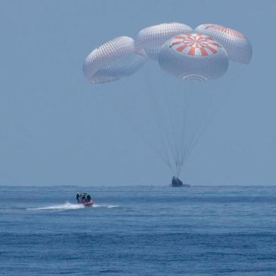  This NASA photo released August 2, 2020 shows the SpaceX Crew Dragon Endeavour spacecraft as it lands with NASA astronauts Robert Behnken and Douglas Hurley onboard in the Gulf of Mexico off the coast of Pensacola, Florida. - The Demo-2 test flight for NASAs Commercial Crew Program is the first to deliver astronauts to the International Space Station and return them to Earth onboard a commercially built and operated spacecraft. Behnken and Hurley are returning after spending 64 days in space. (Photo by Bill INGALLS / NASA / AFP) / RESTRICTED TO EDITORIAL USE - MANDATORY CREDIT AFP PHOTO /NASA/BILL INGALLS/HANDOUT  - NO MARKETING - NO ADVERTISING CAMPAIGNS - DISTRIBUTED AS A SERVICE TO CLIENTSEditoria: SCILocal: Gulf of mexicoIndexador: BILL INGALLSSecao: space programmeFonte: NASAFotógrafo: Handout<!-- NICAID(14558975) -->